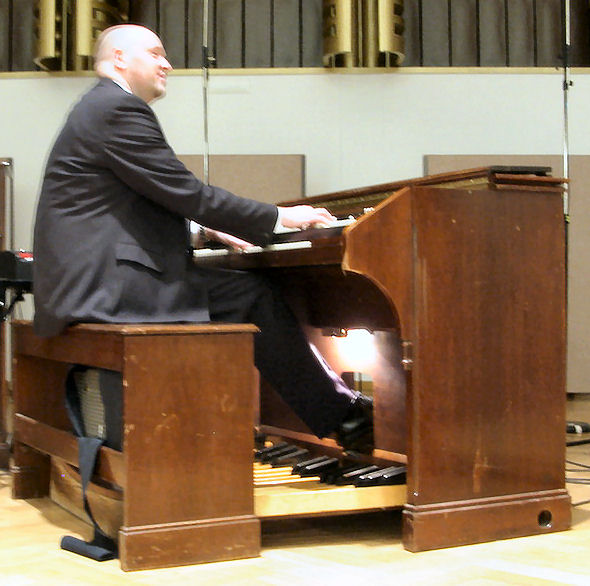 Organist Bernd Wurzenrainer an der HAMMOND Orgel